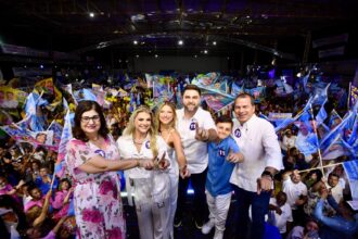 A ex-governadora Rosinha; a mulher Tassiana, Wladimir entre os filhos; e o vice, Frederico Paes: união no lançamento da campanha pela reeleição do prefeito de Campos