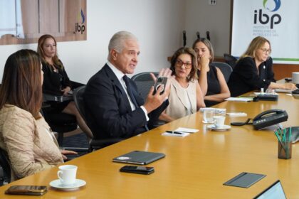 O deputado Júlio Lopes em reunião com representantes das empresas do setor de combustíveis