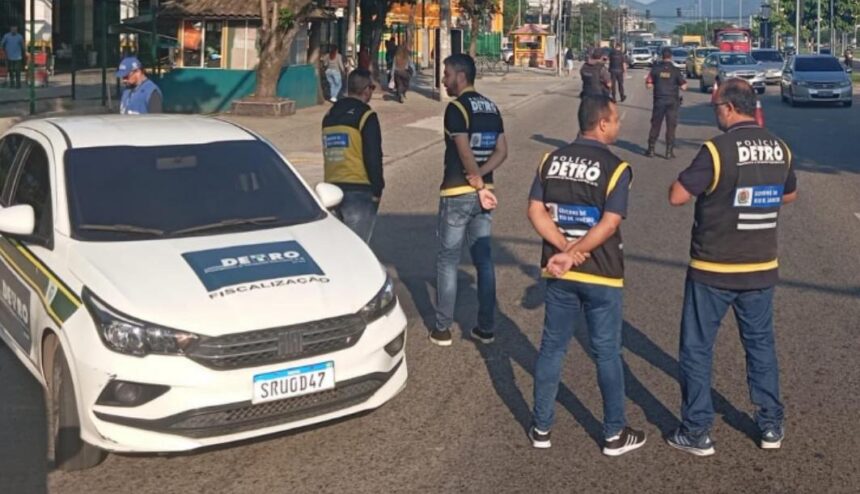 Agentes do Departamento de Transportes Rodoviários do Estado usam colete com a inscrição "Polícia Detro"