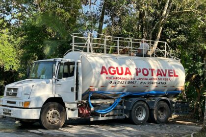 Em meio a racionamento de água, caminhões-pipa tomam conta de Angra