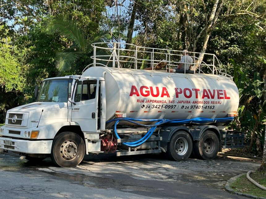 Em meio a racionamento de água, caminhões-pipa tomam conta de Angra