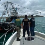 PF confisca 400 kg de peixes e multa barco em Arraial do Cabo