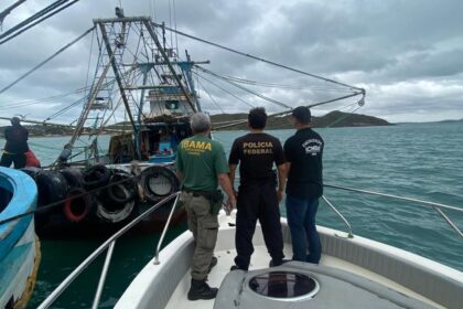 PF confisca 400 kg de peixes e multa barco em Arraial do Cabo