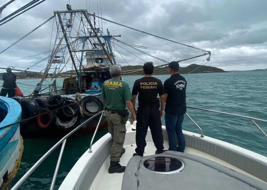 PF confisca 400 kg de peixes e multa barco em Arraial do Cabo