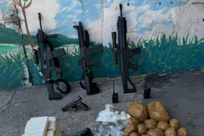 PM apreende arsenal de guerra e carga de drogas em Acari