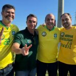 Flávio e Carlos Bolsonaro posam para foto com o candidato do PL em Itaguaí, Alexandre Valle, e seu vice, Magrão