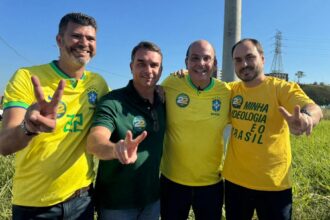 Flávio e Carlos Bolsonaro posam para foto com o candidato do PL em Itaguaí, Alexandre Valle, e seu vice, Magrão