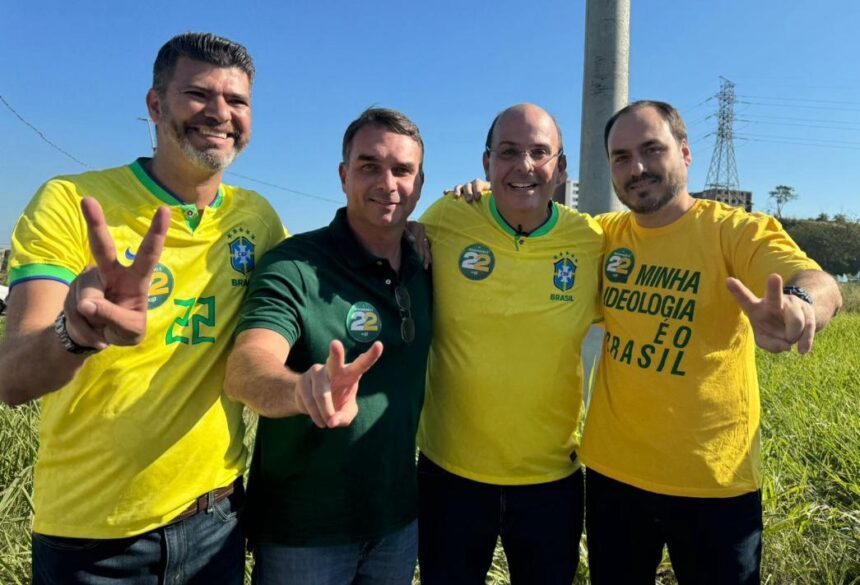 Flávio e Carlos Bolsonaro posam para foto com o candidato do PL em Itaguaí, Alexandre Valle, e seu vice, Magrão