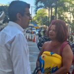 O candidato do PP à Prefeitura do Rio, Marcelo Queiroz, conversa com uma eleitora na calçada, que o segurança diz se tratar de uma "expansão do shopping"