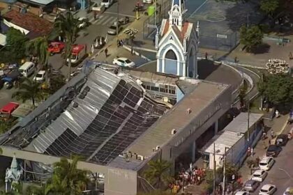 O teto desabado da Igreja de Nossa Senhora da Conceição, em Recife (PE): risco se repete Brasil afora, inclusive no Rio de Janeiro