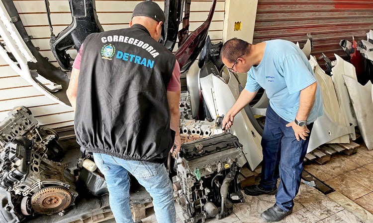 Dono de ferro-velho é preso com motor de carro roubado em Itaboraí