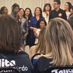 Teresa Bergher no palco, equipe de Talita Galhardo na plateia: tensão em evento no Clube Israelita