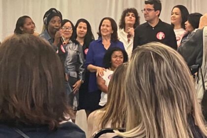 Teresa Bergher no palco, equipe de Talita Galhardo na plateia: tensão em evento no Clube Israelita