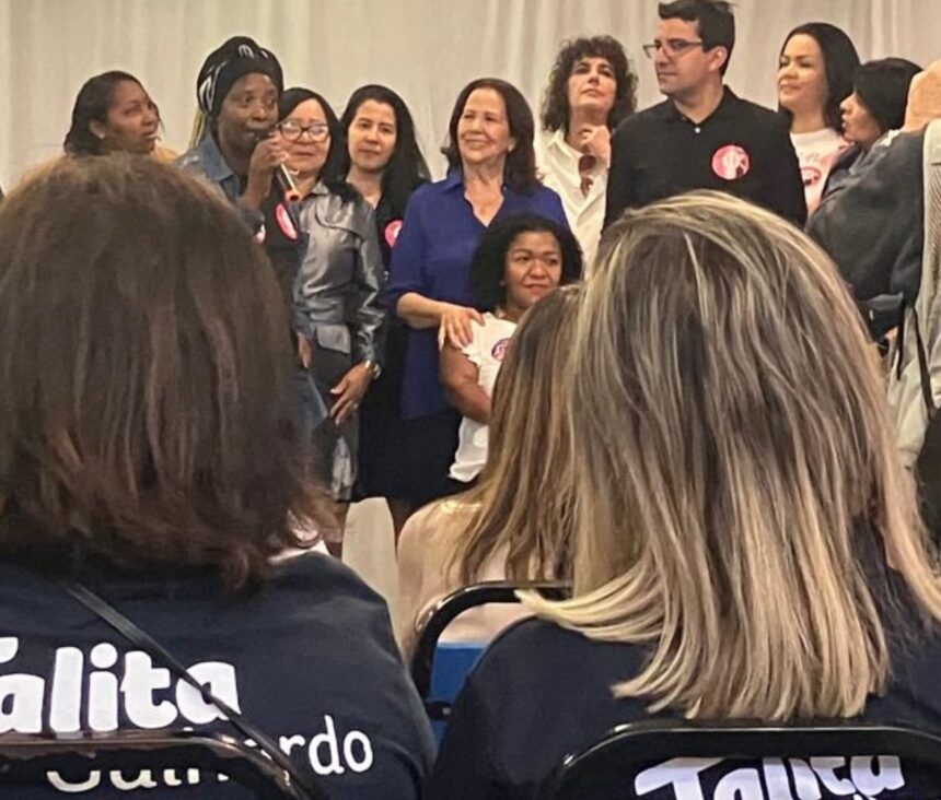 Teresa Bergher no palco, equipe de Talita Galhardo na plateia: tensão em evento no Clube Israelita