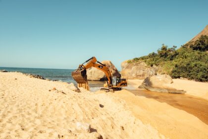 MP pede paralisação das obras do canal da Praia do Recanto, em Maricá