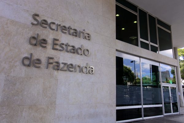 Estado abre dois concursos, com 195 vagas e salários de até R$ 22 mil 48 Estado divulga editais de concursos com salários acima de R$ 20 mil