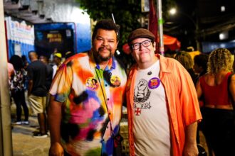 Babu Santana e Tarcísio Motta na porta do clube Renascença, no Andaraí, onde foram arriscar uns passinhos num baile de black music