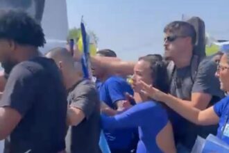 O momento em que um homem usa spray de pimenta contra um grupo de cabos eleitorais do candidato Matheus, em Belford Roxo