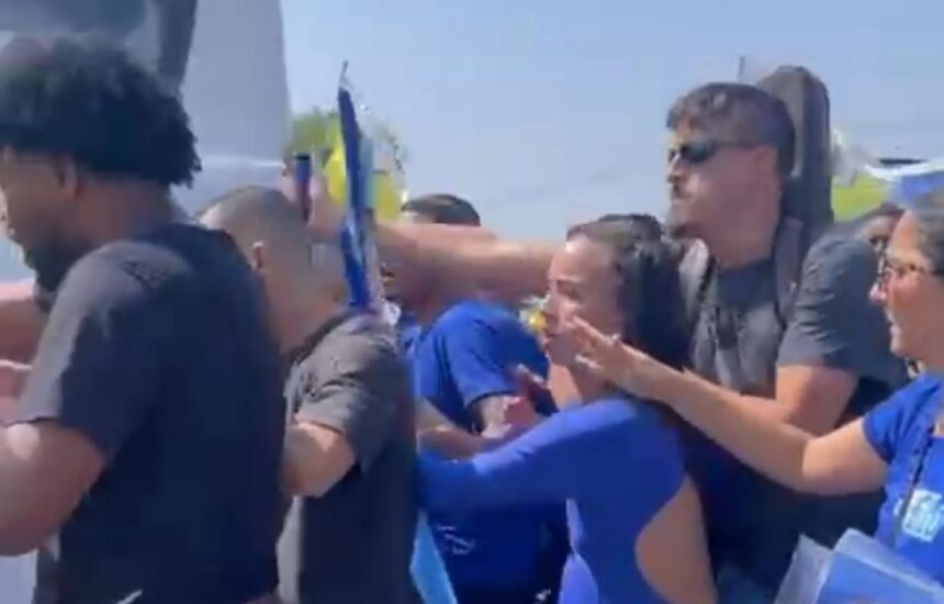 O momento em que um homem usa spray de pimenta contra um grupo de cabos eleitorais do candidato Matheus, em Belford Roxo