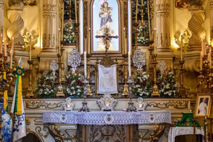 O altar restaurado da Igreja de Nossa Senhora da Lapa dos Mercadores