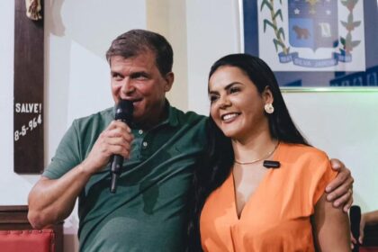 A prefeita Maira Figueiredo e o marido, Jaime: como a moça vai tentar a reeleição e o marido ocupou a cadeira da prefeitura antes de ela ser eleita, oposição argumenta que seria terceiro mandato