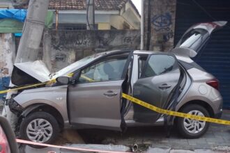 Carro bate em poste e deixa feridos em São Gonçalo