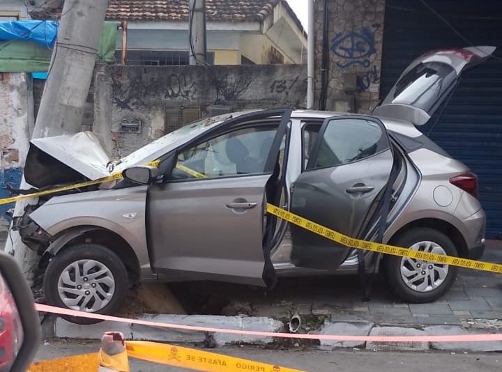 Carro bate em poste e deixa feridos em São Gonçalo