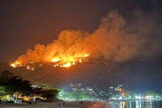 Combate a incêndio em morro de Niterói já dura 15 horas