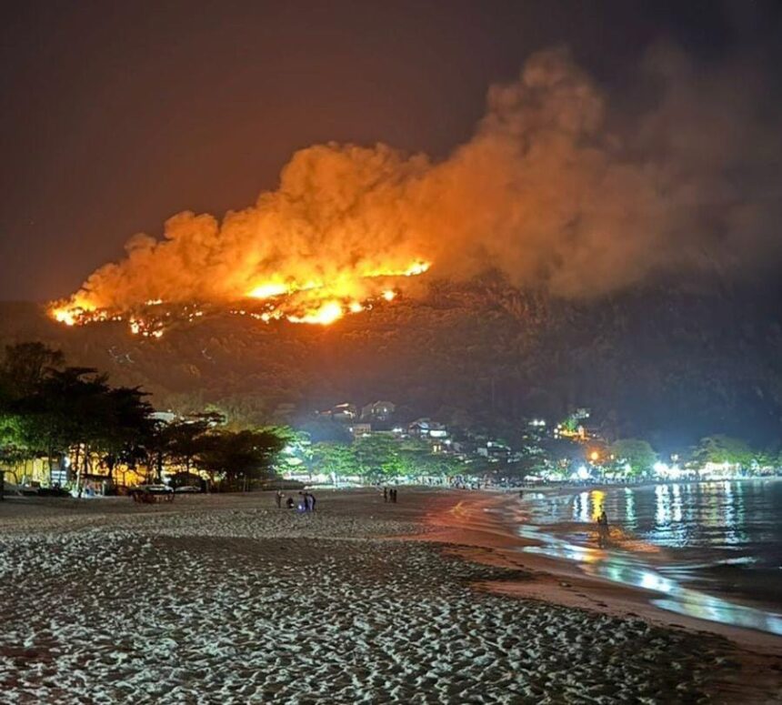 Combate a incêndio em morro de Niterói já dura 15 horas