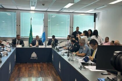 Reunião de secretariado na Assembleia: turma de Castro chega para da CPI