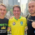 Carlos e Flávio Bolsonaro, com Alexandre Ramagem: trio vai ganhar a Avenida Atlântica neste sábado, em campanha pela Prefeitura do Rio