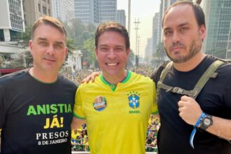 Carlos e Flávio Bolsonaro, com Alexandre Ramagem: trio vai ganhar a Avenida Atlântica neste sábado, em campanha pela Prefeitura do Rio