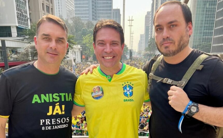 Carlos e Flávio Bolsonaro, com Alexandre Ramagem: trio vai ganhar a Avenida Atlântica neste sábado, em campanha pela Prefeitura do Rio