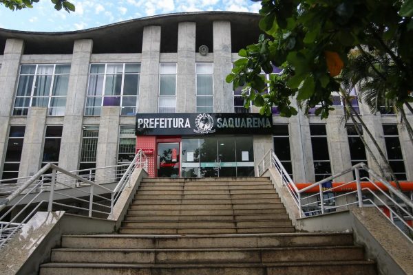 Saquarema quer comprar placas para inaugurações e homenagens por até R$ 232 mil