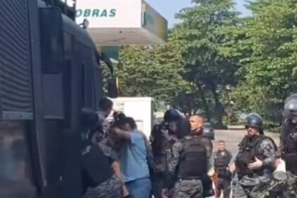 Desocupação na Uerj tem confronto e detenção de deputado e estudantes