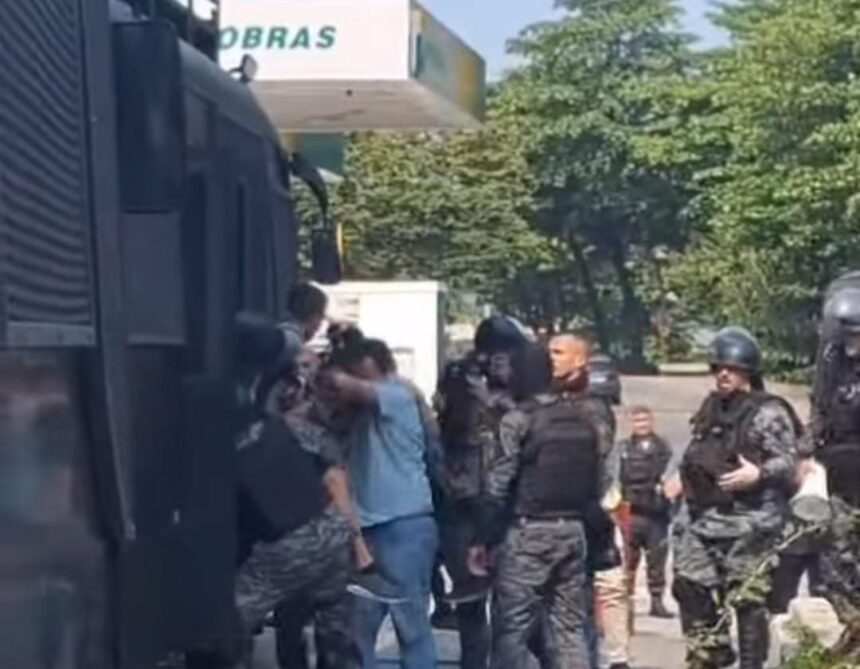 Desocupação na Uerj tem confronto e detenção de deputado e estudantes