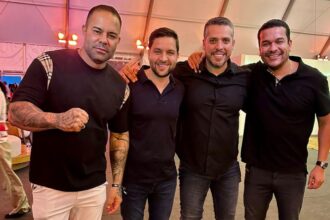 Da esquerda para a direita: Filippe Poubel, Thiago Pampolha, Rodrigo Amorim e Leandro Monteiro: encontro no Rock in Rio - Álbum pessoal