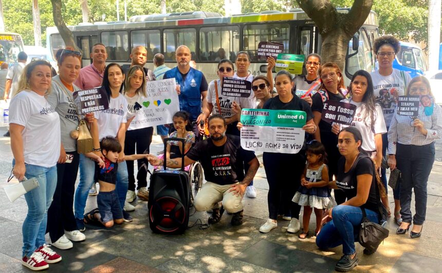 Mães atípicas protestam no TJ contra planos de saúde