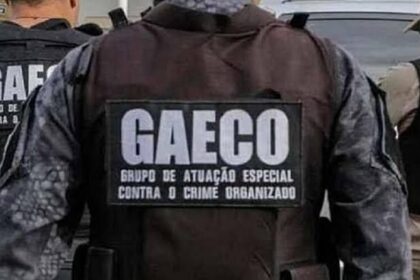 O Grupo de Atuação Especializada no Combate ao Crime Organizado (Gaeco), a Corregedoria-Geral da Polícia Militar e da Subsecretaria de Inteligência da Polícia Civil estão cumprindo mandados de prisão e busca e apreensão em endereços de 17 PMs acusados associação criminosa voltada para a prática de milícia, extorsão, comércio ilegal de armas de fogo e corrupção passiva