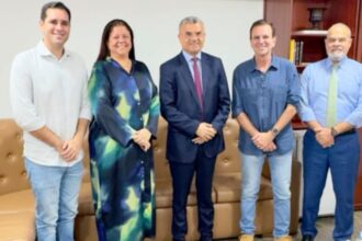 O bispo Inaldo Silva (ao centro), com Eduardo Cavaliere, Laura Carneiro, Eduardo Paes e Jorge Braz: apesar das ameaças do Republicanos, o vereador candidato à reeleição postou foto com o prefeito do PSD