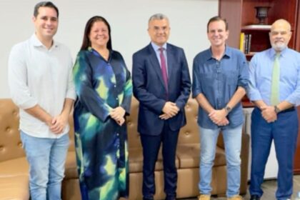 O bispo Inaldo Silva (ao centro), com Eduardo Cavaliere, Laura Carneiro, Eduardo Paes e Jorge Braz: apesar das ameaças do Republicanos, o vereador candidato à reeleição postou foto com o prefeito do PSD