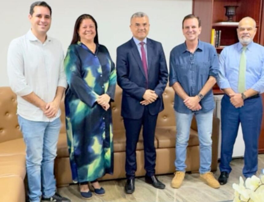 O bispo Inaldo Silva (ao centro), com Eduardo Cavaliere, Laura Carneiro, Eduardo Paes e Jorge Braz: apesar das ameaças do Republicanos, o vereador candidato à reeleição postou foto com o prefeito do PSD