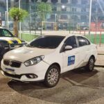 PRF apreende carro roubado com adesivos da Prefeitura do Rio