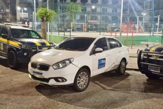 PRF apreende carro roubado com adesivos da Prefeitura do Rio