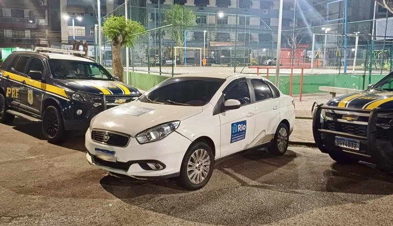 PRF apreende carro roubado com adesivos da Prefeitura do Rio