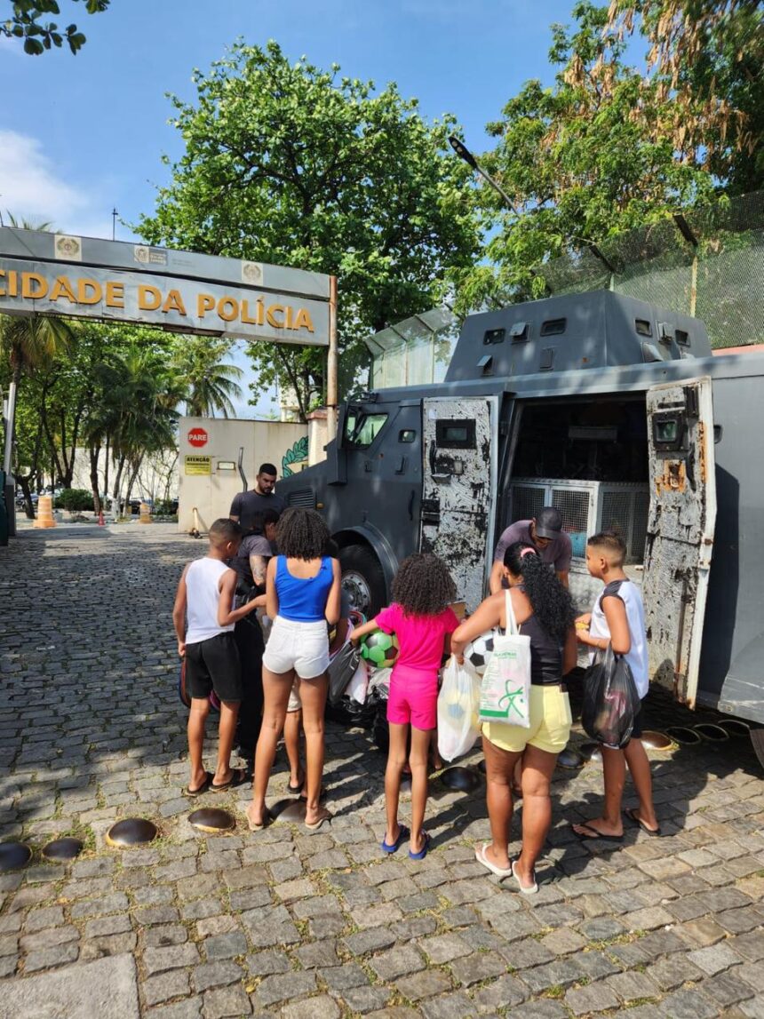 Crianças do Jacarezinho e Manguinhos recebem presentes de policiais civis