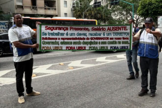 Agentes do programa Segurança Presente se dirigiram ao Palácio Guanabara em protesto por atrasos nos pagamentos.