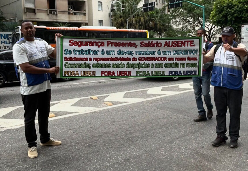 Agentes do programa Segurança Presente se dirigiram ao Palácio Guanabara em protesto por atrasos nos pagamentos.