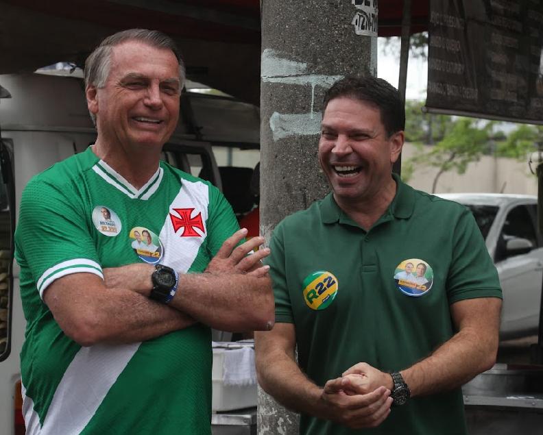 Ramagem e Bolsonaro vão juntos às suas seções eleitorais, na Barra e em Deodoro, respectivamente,, neste domingo (06)