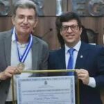 O dentista Eduardo Penha Ribeiro, sendo homenageado pela Câmara de Nova Iguaçu: ele foi preso, na última quarta-feira, com cerca de R$ 2 milhões que seriam usados na compra de votos